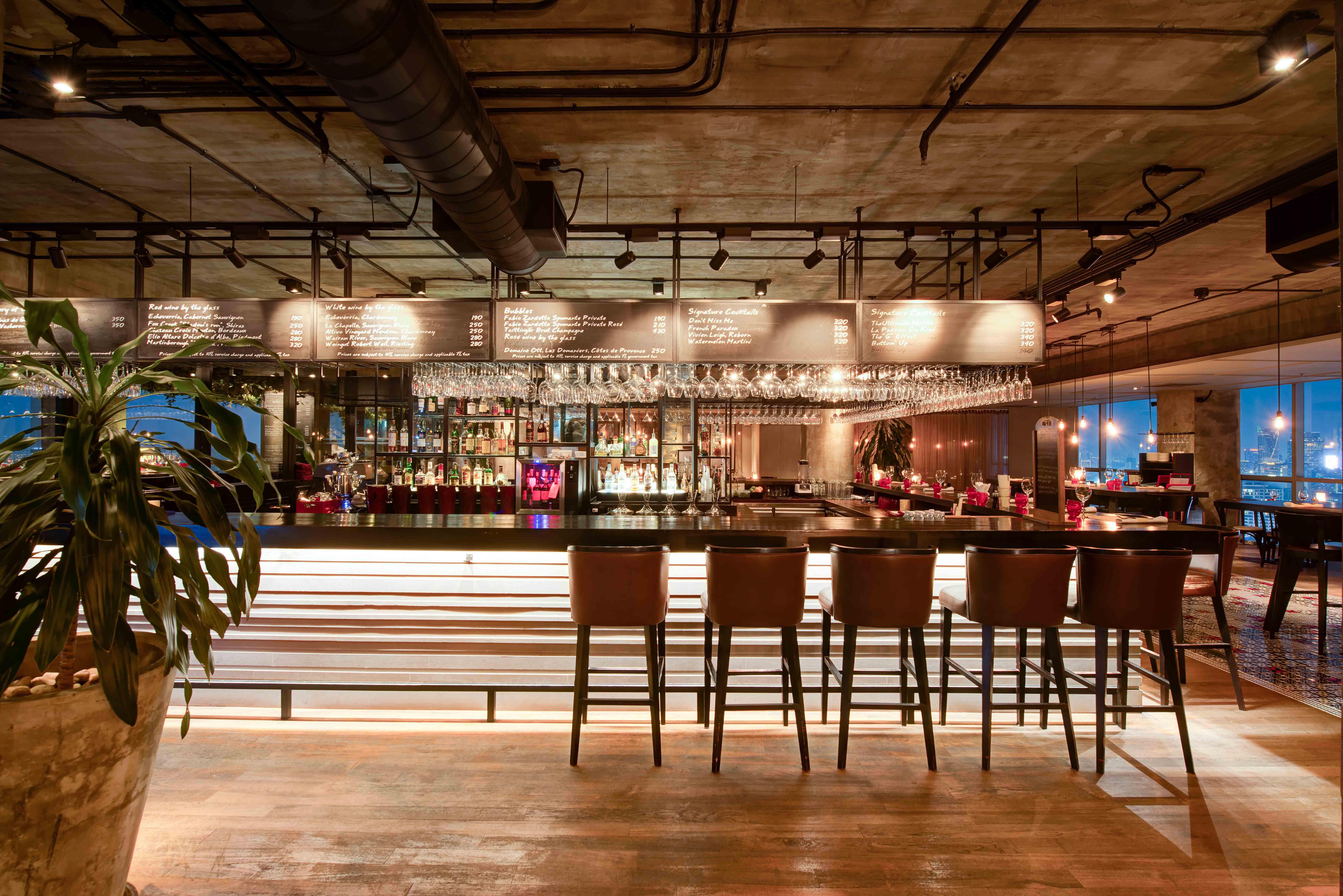 Pullman Bangkok Hotel G Exterior foto The bar at the 101 bar