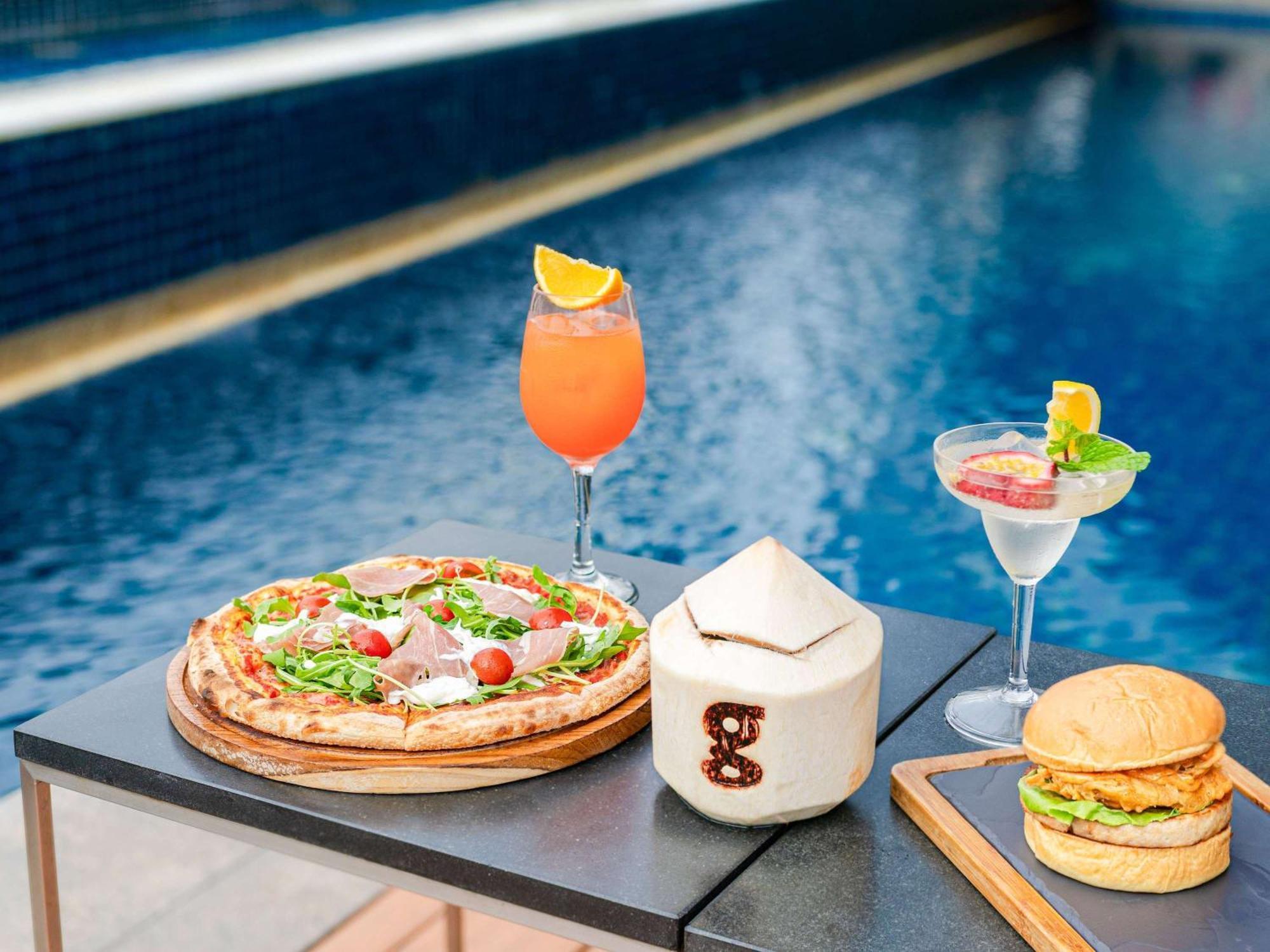 Pullman Bangkok Hotel G Exterior foto Poolside dining at the hotel