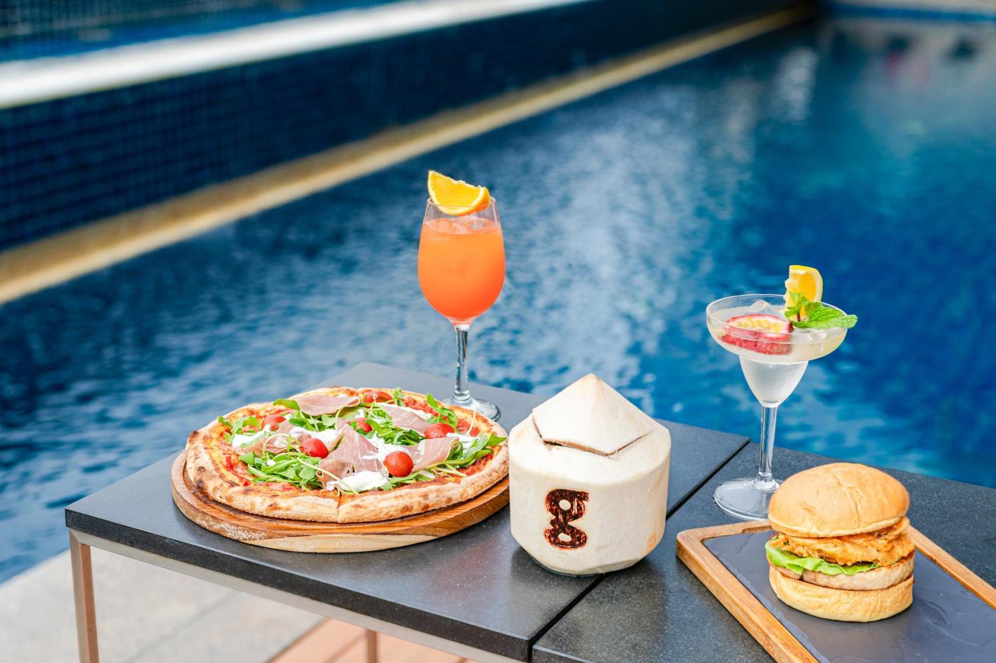 Pullman Bangkok Hotel G Exterior foto Poolside dining at the hotel