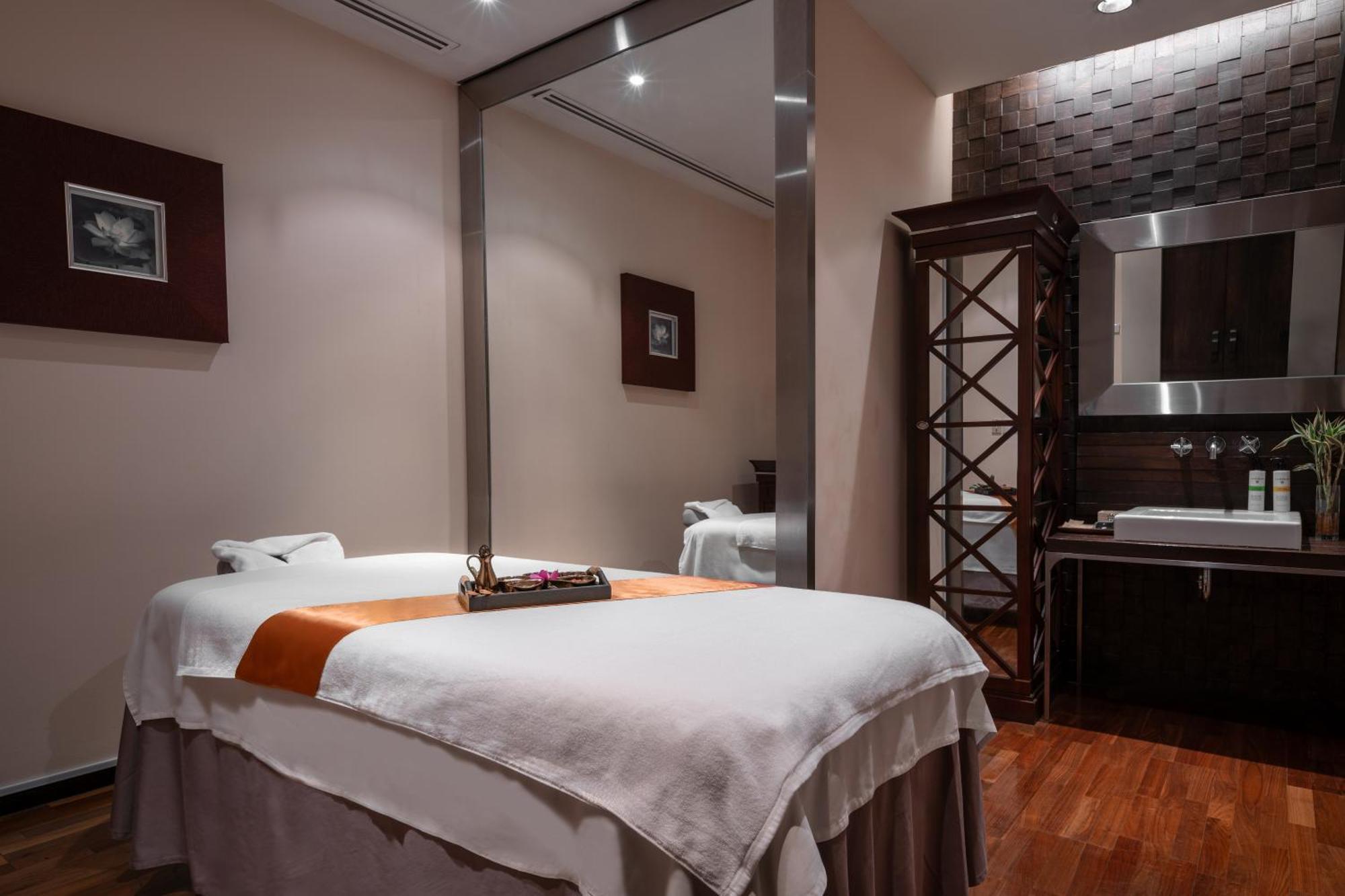 Pullman Bangkok Hotel G Exterior foto A massage bed