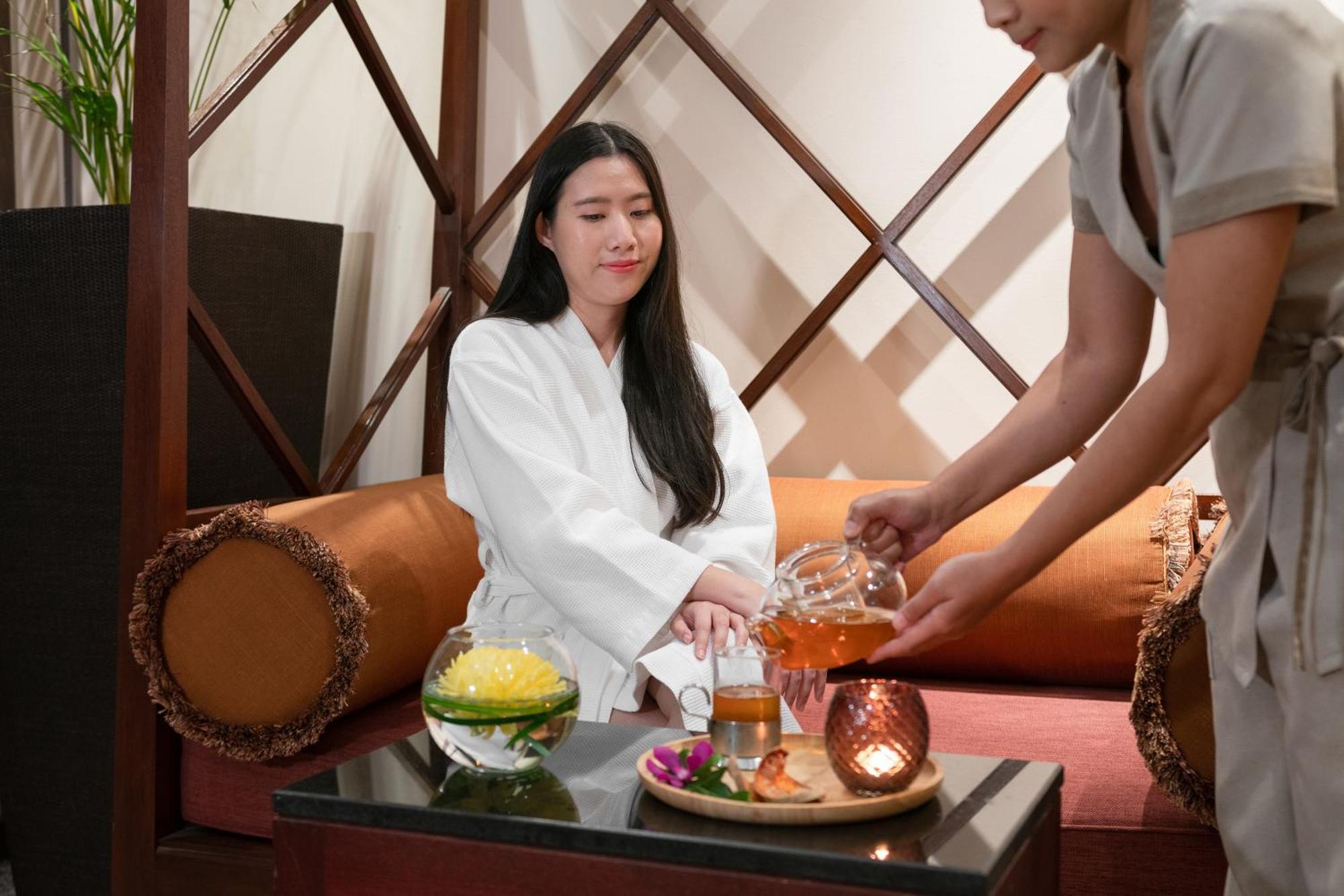 Pullman Bangkok Hotel G Exterior foto A woman at a spa