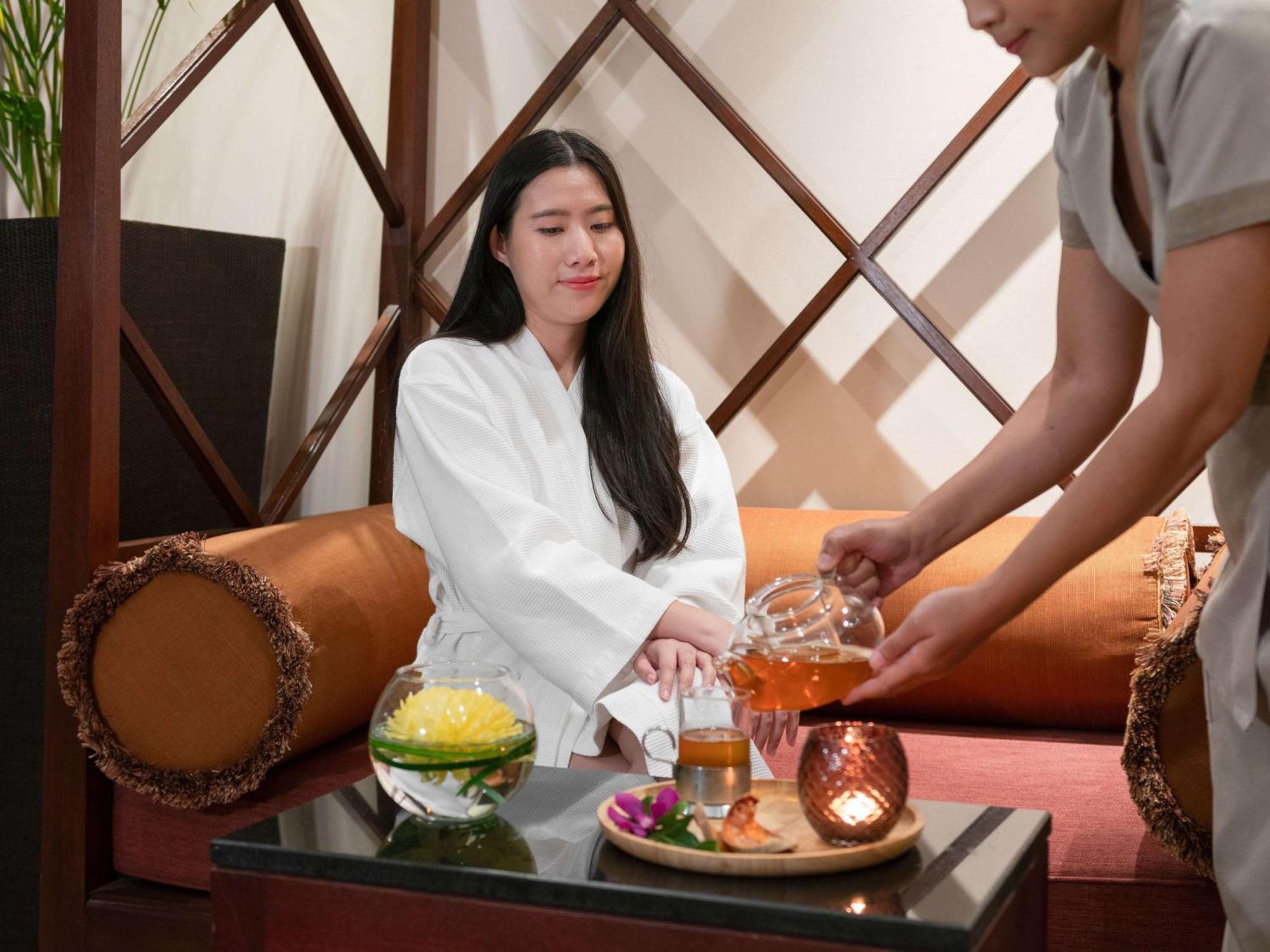Pullman Bangkok Hotel G Exterior foto A customer at a spa
