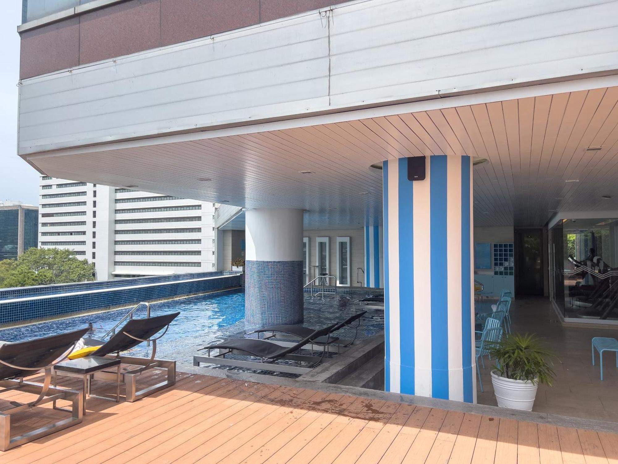 Pullman Bangkok Hotel G Exterior foto The pool at the 33rd floor